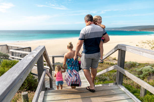 llegar a la playa - beach family boardwalk footpath fotografías e imágenes de stock