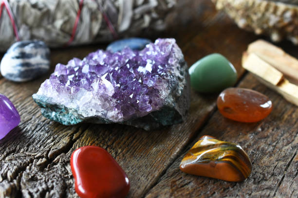 chakra crystals and amethyst geode - lastone therapy imagens e fotografias de stock