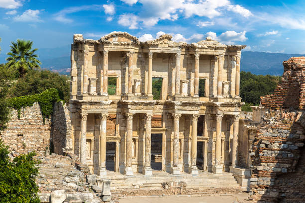 библиотека по цельсия в эфесе, турция - celsius library стоковые фото и изображения