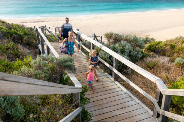 salir de la playa - beach family boardwalk footpath fotografías e imágenes de stock