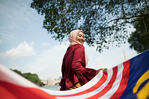 Hermosas mujeres asiáticas celebrando el día de la independencia de Malasia al aire libre photo