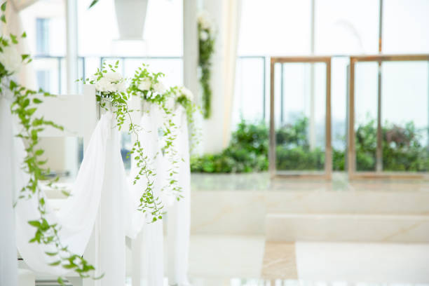 真っ白な礼拝堂の花 - 結婚式 ストックフォトと画像