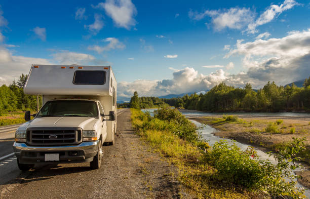 camping-car garé près de la rivière kitimat sous le soleil du soir. - landscape canada north america freshwater fish photos et images de collection