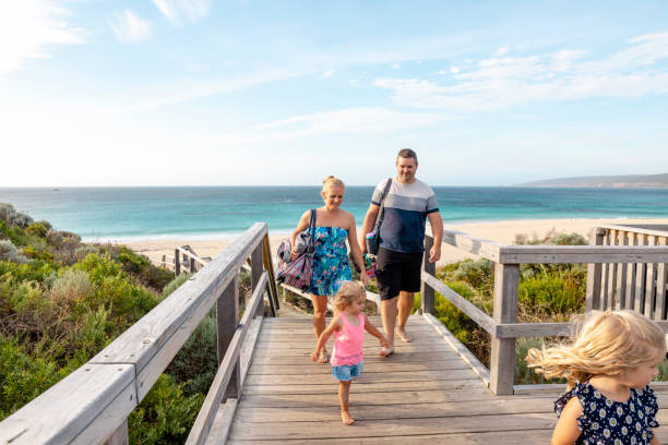 ¡otro día de diversión completo! - beach family boardwalk footpath fotografías e imágenes de stock