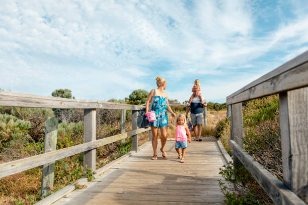 aktywne weekendy rodzinne - beach family boardwalk footpath zdjęcia i obrazy z banku zdjęć