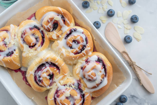 rollos de canela de arándanos - coffee muffin pastry blueberry muffin fotografías e imágenes de stock