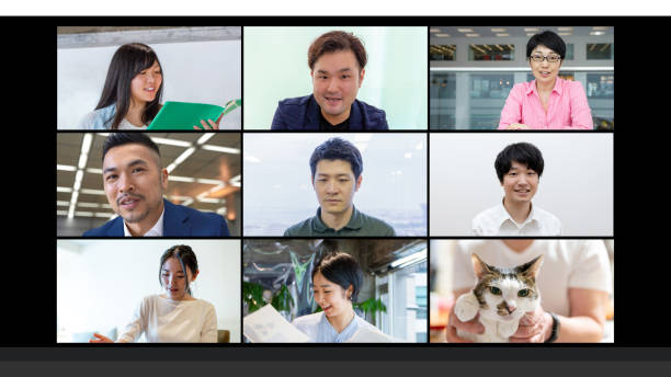 pantalla de una videoconferencia con ocho personas de negocios asiáticas y un gato. - domestic cat city life animal pets fotografías e imágenes de stock