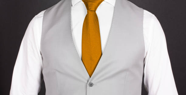 homme dans un costume gris avec la cravate orange, plan rapproché - suit necktie close up gray photos et images de collection