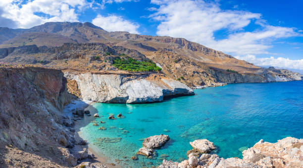 vila remota de maridaki ao sul de heraklion, creta, grécia. - mountain range footpath rock europe - fotografias e filmes do acervo