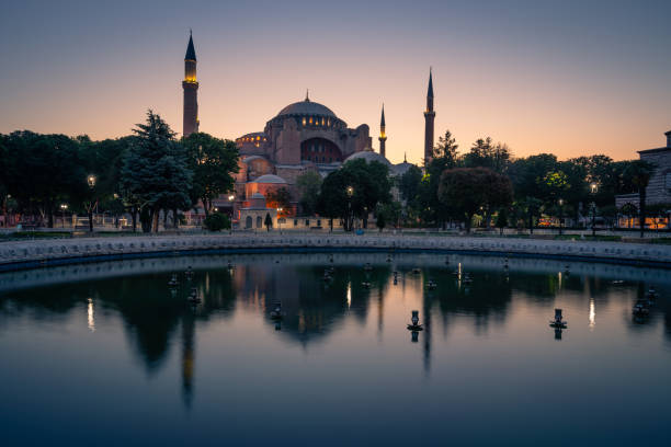 museo hagia sophia con vista di riflessione dal sultan ahmet park di istanbul, turchia - byzantine reflection turkey istanbul foto e immagini stock