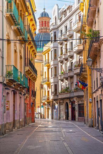 Calle colorida del casco antiguo en Valencia, España photo