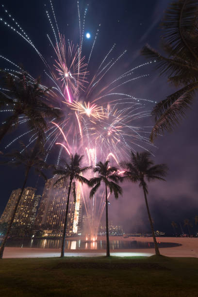 feux d’artifice du nouvel an sur la plage de waikiki - outdoors waikiki waikiki beach honolulu photos et images de collection