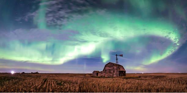 aurora boreal sobre um velho celeiro de pradarias - prairie agriculture cloud cloudscape - fotografias e filmes do acervo