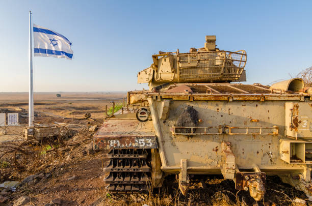 israëlische vlag die naast israëlische tank centurion bij tel saki, israël vliegt - israël stockfoto's en -beelden