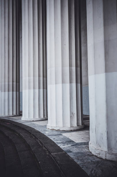 architectural columns in a row - column base strength courthouse imagens e fotografias de stock