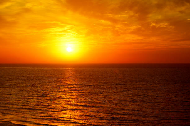 ciel fantastique d’océan et de coucher du soleil - evening sunlight photos et images de collection