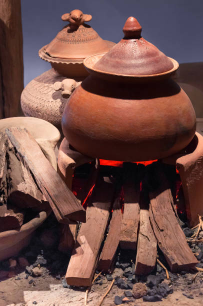 olla de barro de cerámica tradicional en fogata de ladrillo con fuego - vasijas de barro cocido fotografías e imágenes de stock