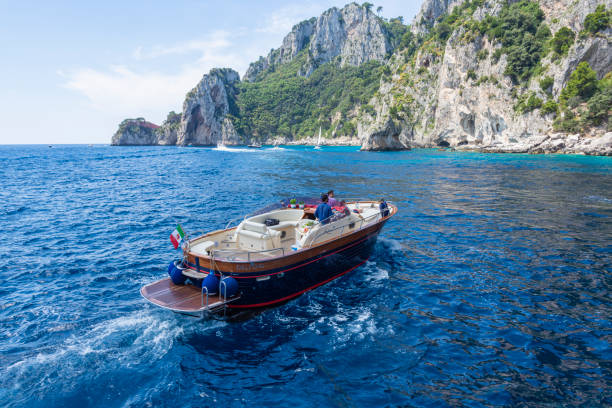 scogliere e barche nel mare nella costa dell'isola di capri, italia. - mountain looking at view beach cliff foto e immagini stock