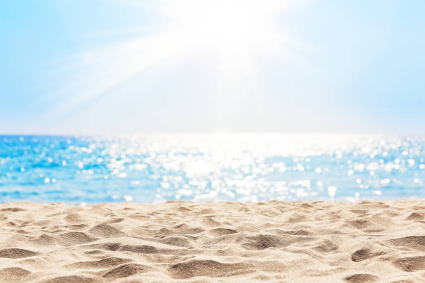 ぼかされた青い空と海をボケ光で。 - sand beach ストックフォトと画像