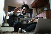 akustische-gitarrenunterricht-durch-einen-videoanruf-winkend-zum-laptop-zu-hause.jpg?b=1&s=170x170&k=20&c=lpLJYdF_db7e2iAsBesUBJ_vwIbT0PhBFl47hODIsnM=