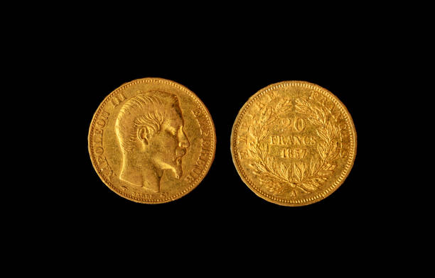 золотая двадцатка французская монета наполеон lll - france currency macro french coin стоковые фото и изображения