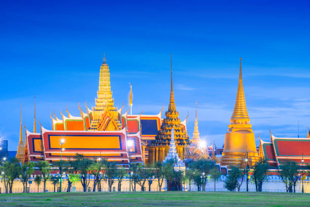 twilight-ansicht des wat phra kaew tempel. schöner sonnenuntergang am chao phraya fluss, wahrzeichen thailand touristenort, bangkok, thailand - bangkok province bangkok wat traditional culture stock-fotos und bilder