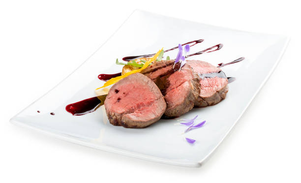medaliony cielęce z sosem winnym na białym tle - steak filet mignon elegance restaurant zdjęcia i obrazy z banku zdjęć