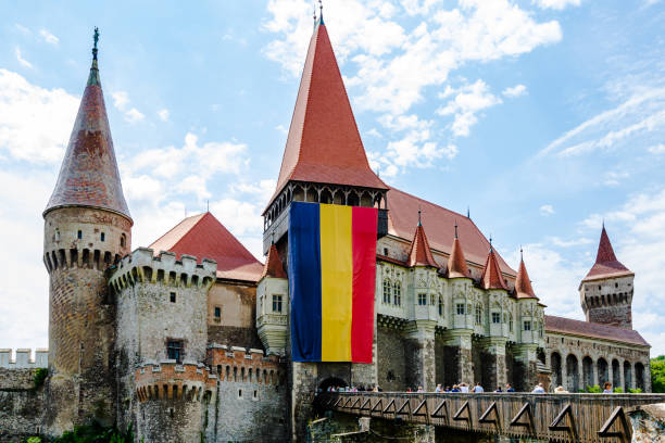 castillo de hunyad - castillo de corvin en hunedoara, rumania, 2020. detalle arquitectónico exterior. - hunyad castle fotografías e imágenes de stock