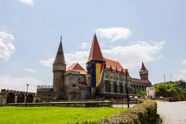 castillo de hunyad - castillo de corvin en hunedoara, rumania, 2020. detalle arquitectónico exterior. - hunyad castle fotografías e imágenes de stock