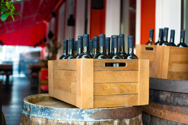 une boîte en bois remplie de bouteilles de vin. célébration de partie de banque dans un restaurant en plein air - wine wine bottle box crate photos et images de collection