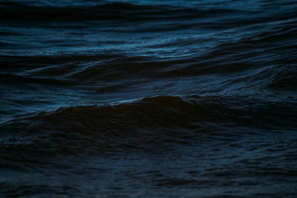 mouvement d’eau de vagues de mer foncée - murky water photos et images de collection