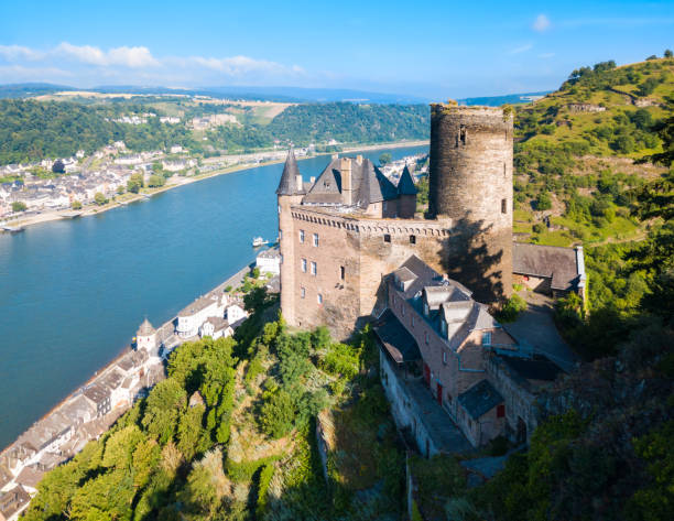 ruina del castillo de katz en st. goarshausen - rheinfels fotografías e imágenes de stock