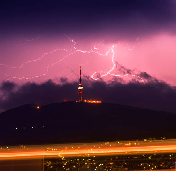 błyskawica o wieży telewizyjnej w pecs, węgry - television tower flash zdjęcia i obrazy z banku zdjęć