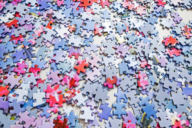 close up jigsaw puzzle pieces on background - teamwork absence blank jigsaw puzzle imagens e fotografias de stock