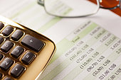 finanzpapiere-in-us-dollar-mit-goldenem-