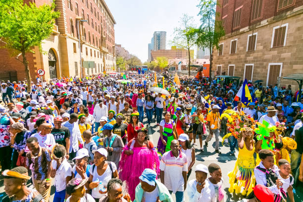 flotadores y disfraces de disfraces en el carnaval de gauteng en pretoria - parade music music festival town fotografías e imágenes de stock