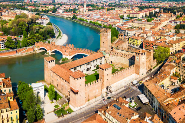 castillo de castelvecchio en verona, italia - florence italy italy bridge international landmark fotografías e imágenes de stock