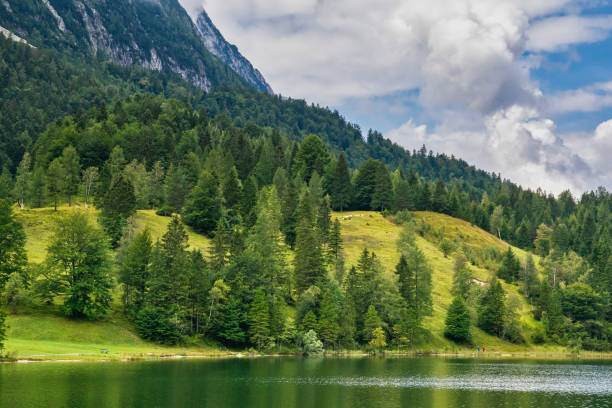 le alpi di mittenwald visualizzano il comune tedesco nel distretto di garmisch-partenkirchen, in baviera, con la cresta del karwendel. sentiero escursionistico ferchensee e lautersee in estate - lautersee lake foto e immagini stock