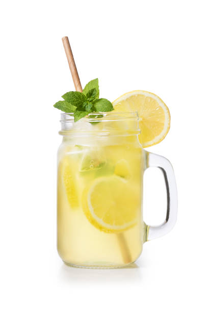 limonade im glas mit eis und minze - coctail glass stock-fotos und bilder