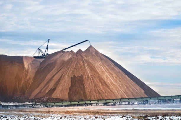 estrazione e estrazione di sali di potassio e magnesio. grande macchina per escavatori e enormi montagne di minerali di scarto nell'estrazione del potassio. bielorussia, soligorsk. - drag line foto e immagini stock