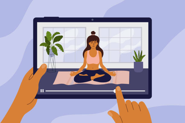 digitales tablet mit online-studium yoga-kurs auf dem bildschirm - fitnessstudio geräte stock-grafiken, -clipart, -cartoons und -symbole