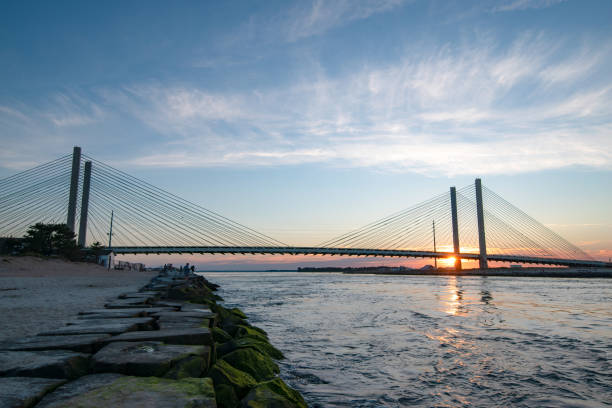 le pont indian d’inlet de fleuve au coucher du soleil - delaware photos et images de collection