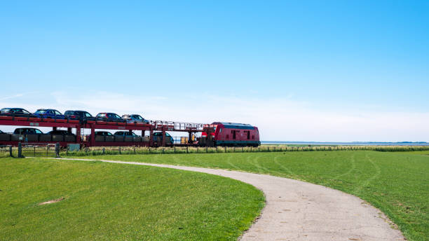 шаттл sylt, автомобильный транспортный поезд deutsche bahn, курсирует от нибюлла в сторону вестерланда на сылте, �пункт назначения германия - embankment стоковые фото и изображения