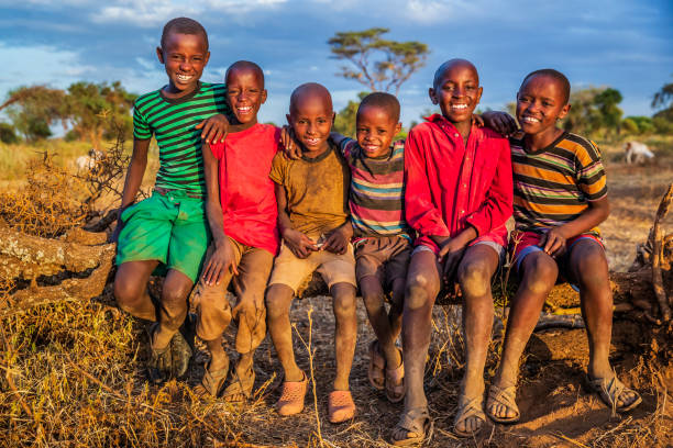 gruppe glücklicher afrikanischer kinder aus masai-stamm, kenia, afrika - afrikanischer stamm stock-fotos und bilder