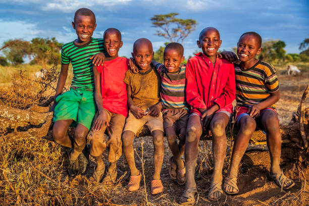 케냐, 아프리카 마사이 부족의 행복한 아프리카 어린이들 그룹 - african tribal culture 뉴스 사진 이미지
