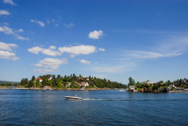 ノルウェーのオスロフィヨルドの水の美しい夏の日 - summers day ストックフォトと画像