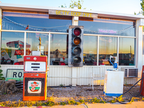 In July 2019, tourists could admire the old gas station of Cavern Inn between Peach Springs and Seligman in Arizona.