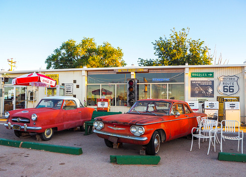 In July 2019, tourists could admire the old gas station of Cavern Inn between Peach Springs and Seligman in Arizona.