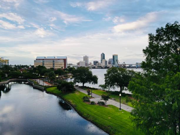 coucher du soleil dans le centre-ville de jacksonville - saint johns river photos et images de collection