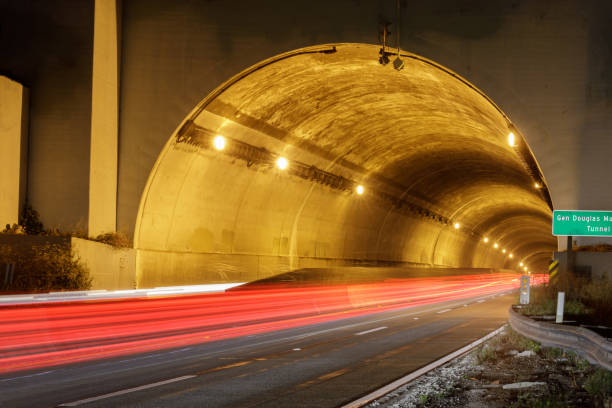 макартур туннель движения - night tunnel indoors highway стоковые фото и изображения